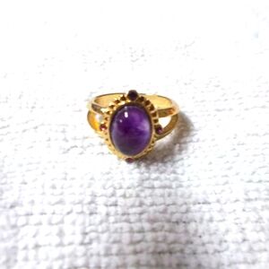 Avon sz 8 goldtone and purple stone ring in EUC